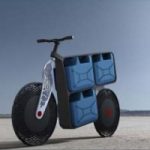 Ecoinvenzioni: la moto elettrica che trasporta l’acqua con le taniche incorporate