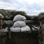 Ucraina, Zelensky ha bisogno di rinforzi al fronte: stretta sugli ucraini all'estero