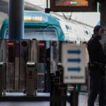 Milano, lancia pietre e si scaglia contro agenti in stazione: poliziotto spara e lo ferisce