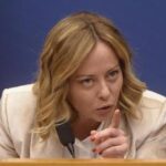 Meloni: Libri e film su Mussolini? Non vedo serie tv da anni, le guarderò volentieri