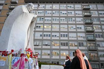 Papa, Vaticano: Stazionario, lievi miglioramenti in fisioterapie motoria e respiratoria